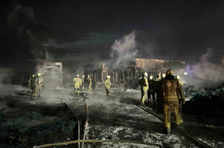 Büyükçekmece’de depoda çıkan yangın söndürüldü 