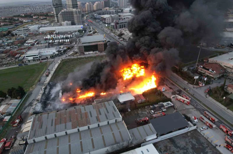 Büyükçekmece’de plastik kasa üretimi yapan fabrikada yangın 