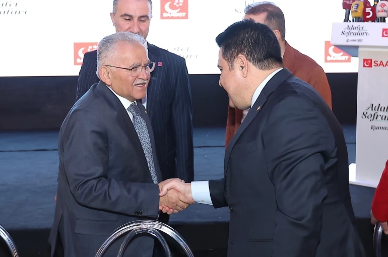 Büyükkılıç, öğrenciler ve siyasi parti temsilcileri ile iftar sofralarında buluştu 