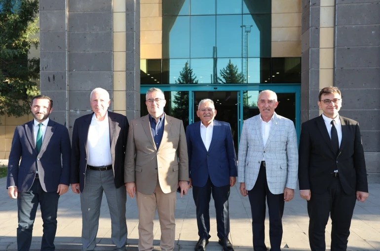 Büyükkılıç’tan DSİ kavşağındaki trafik sorununu çözecek projeye dair istişare toplantısı 