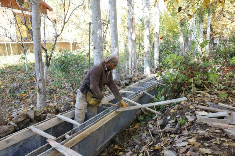 Büyükşehir Belediyesi Savur’da 600 metrelik sulama kanalını yeniliyor 