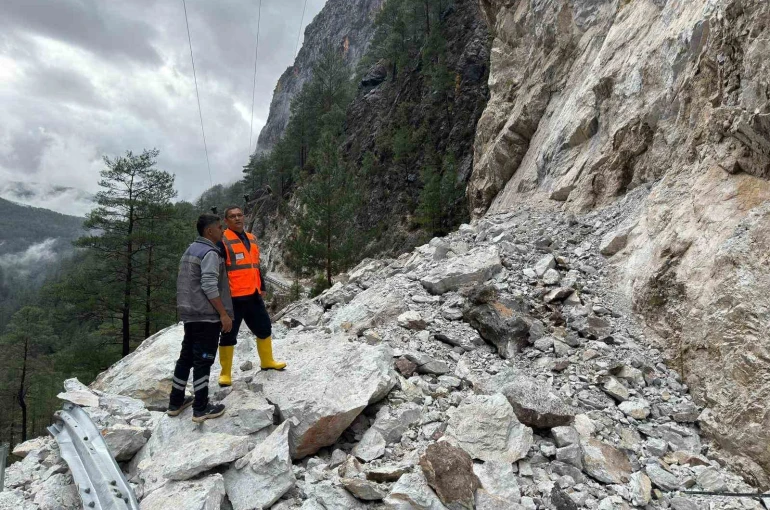 Büyükşehir ekiplerinden Alacami yolunda heyelan çalışması 