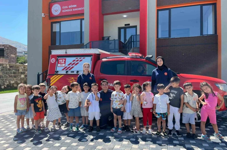 Büyükşehir İtfaiyesi’nden miniklere yangın ve deprem eğitimi 