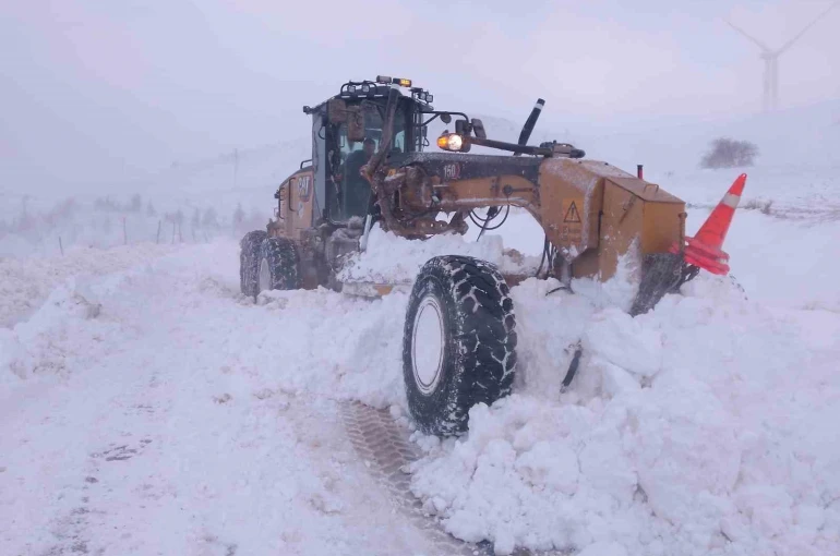 Büyükşehir kardan etkilenen 432 kilometrelik 54 mahalle yolunu ulaşıma açtı 