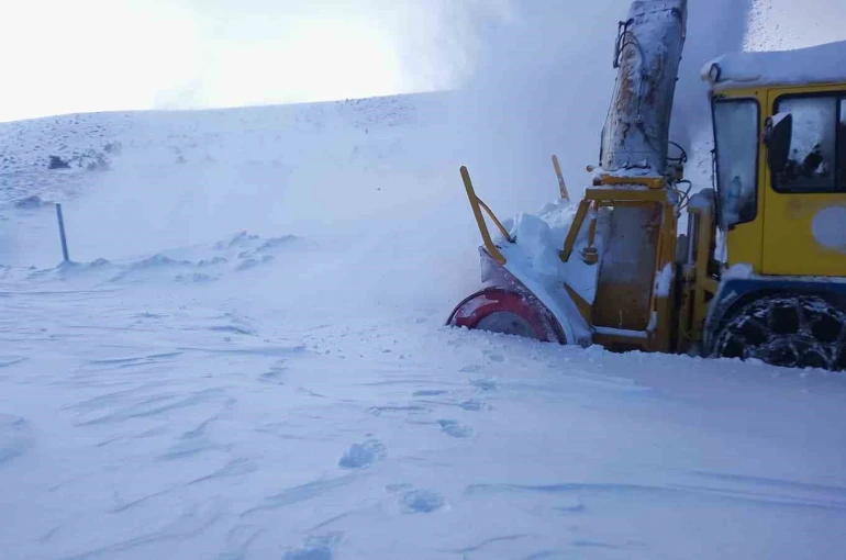 Büyükşehir, kırsal kesimlerde etkili olan kar yağışında 47 mahalle yolunu ulaşıma açtı 