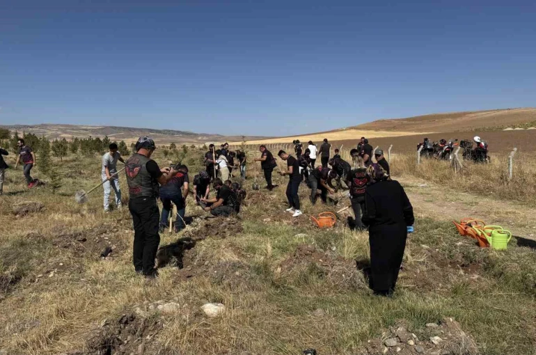 Büyükşehir, Sarımsaklı’da bin 500 fidanı toprakla buluşturdu