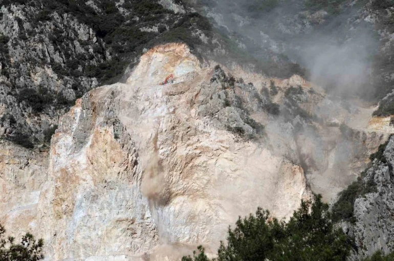Büyükşehir, turistik mahalledeki taş ocağındaki patlatmalar için harekete geçti