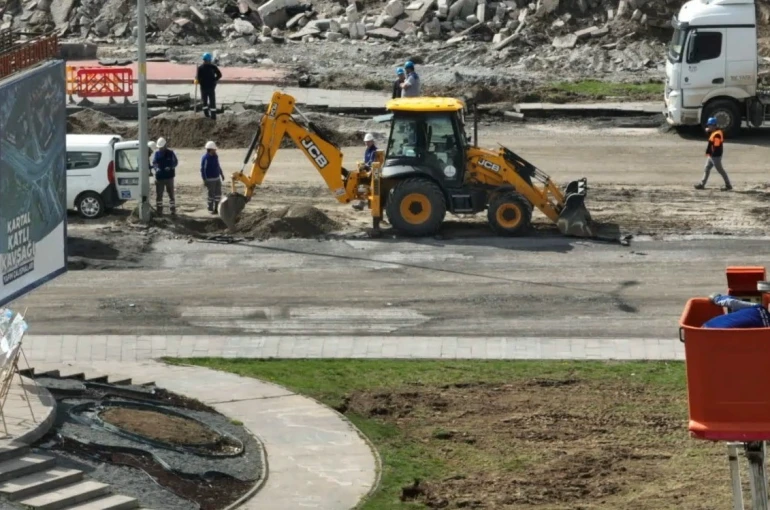 Büyükşehir’de pazar günü de durmak yok: Kartal Katlı Kavşağı’nda hummalı çalışma 
