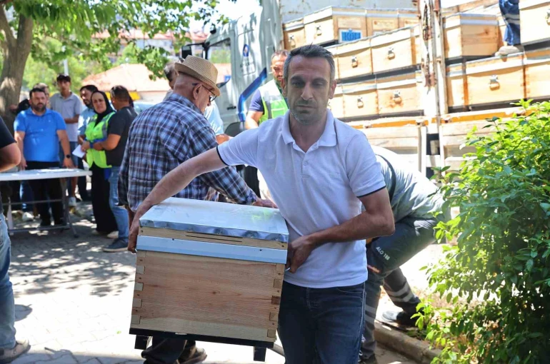 Büyükşehir’den Gündoğmuş ve İbradılı arıcılara bereket kovanı 