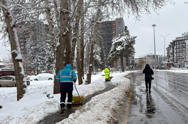 Büyükşehir’den kaldırımlarda yaya güvenliği için çalışma 