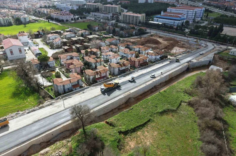 Büyükşehir’den Kötekli ve Yeniköy’e 3 Bin 700 metrelik sıcak asfalt