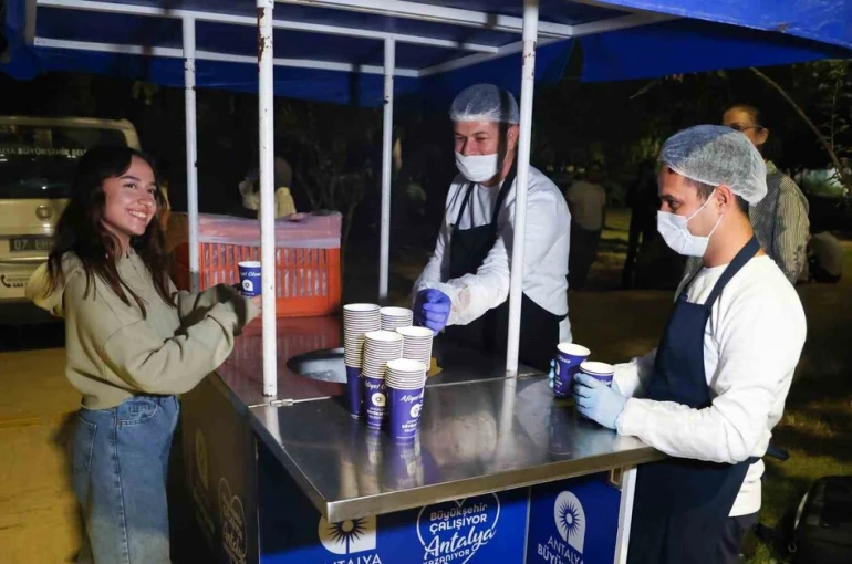Büyükşehir’den soğuk sınav haftasında öğrencilere sıcak çorba ikramı 