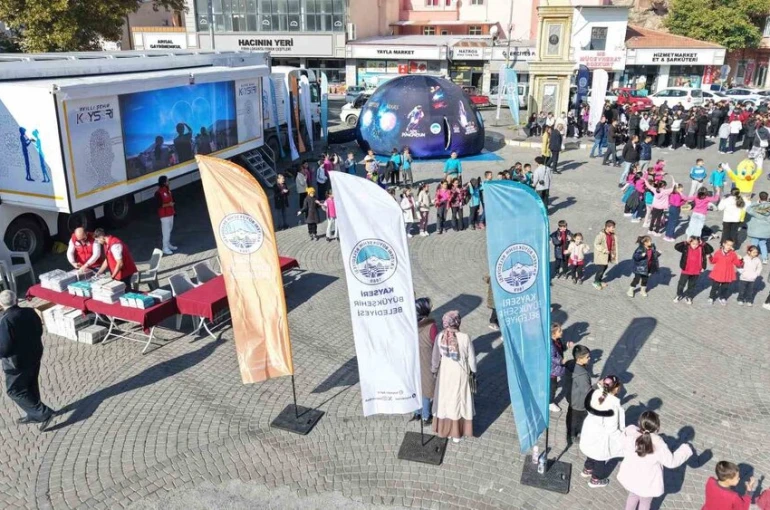 Büyükşehir’in Bilim ve Teknoloji Hizmeti Mobil Dijital Gençlik Merkezinin ilk durağı İncesu oldu 