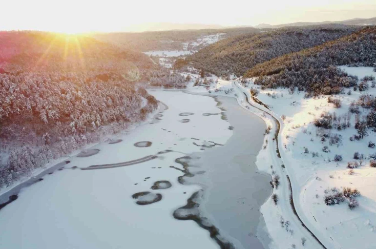 Buz tutan göletlerden kartpostallık manzaralar 