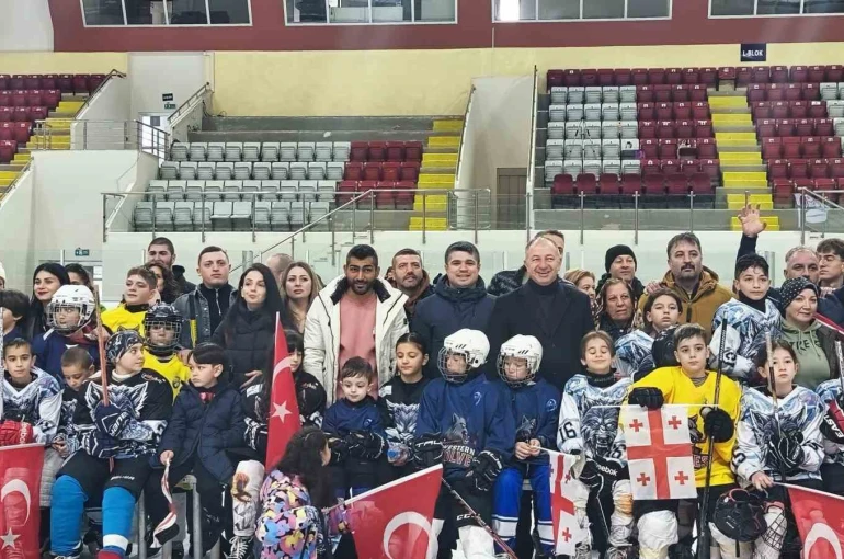 Buzda dostluk rüzgarı esti