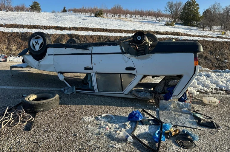 Buzda kayan otomobil takla attı