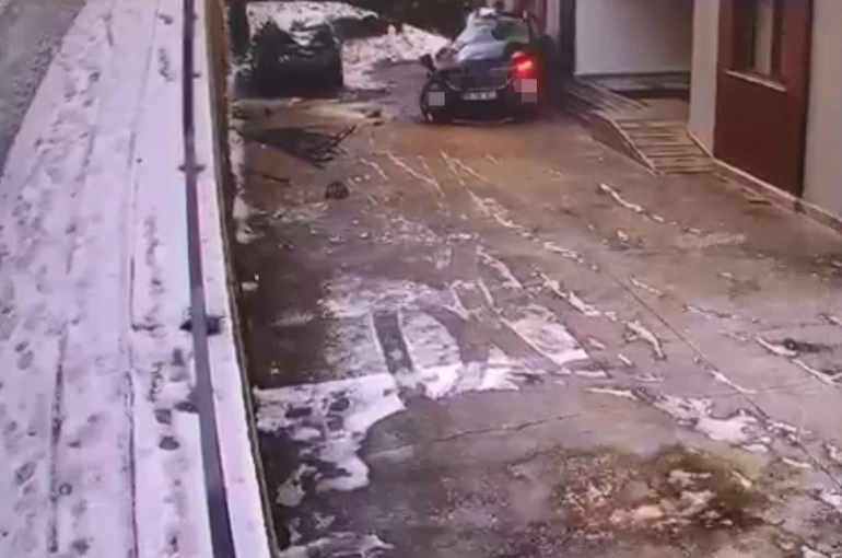 Buzlanan yolda kontrolden çıkan cip sitenin bahçesine uçtu 