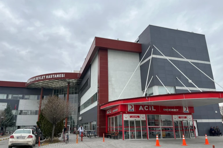 Buzlanan yolda motosiklet kazası sonucu 1 kişi yaralandı