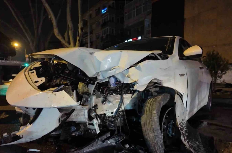 Caddebostan’da makas atan sürücü lüks araca çarpıp kaçtı 
