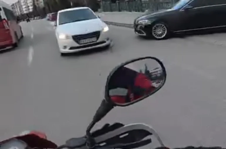 Caddede ters yöne giren otomobil trafiği tehlikeye attı 