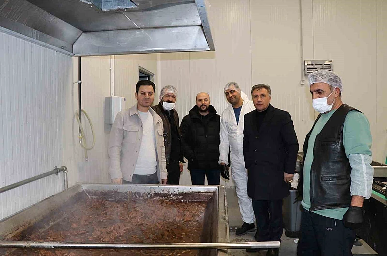 Cağ kebabın başkenti Oltu’da kavurma ve sucuk üretimi yapıyorlar 