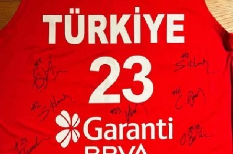 Çağan için milli formasını bağışladı...1 milyon liradan açık artırmaya çıktı 