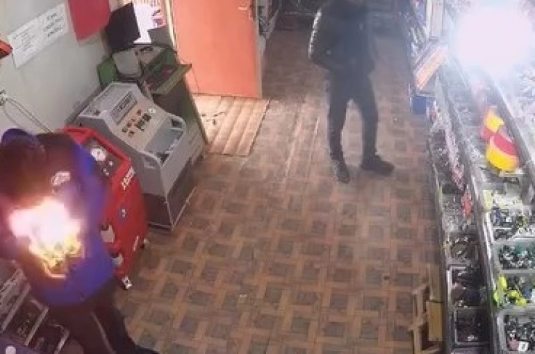 Çakmağı çakınca yüzü alevlerin arasında kaldı: o anlar kamerada 