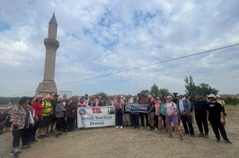 Çal’da geçmiş yeniden canlandı Deve ve atlardan oluşan kervan, asırlık güzergâhta yürüdü 