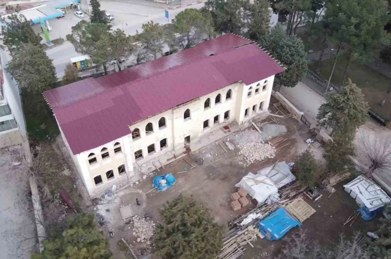 Çal’daki tarihi mektep restorasyonunda işçiler arasında kavga çıktı; 4 yaralı 