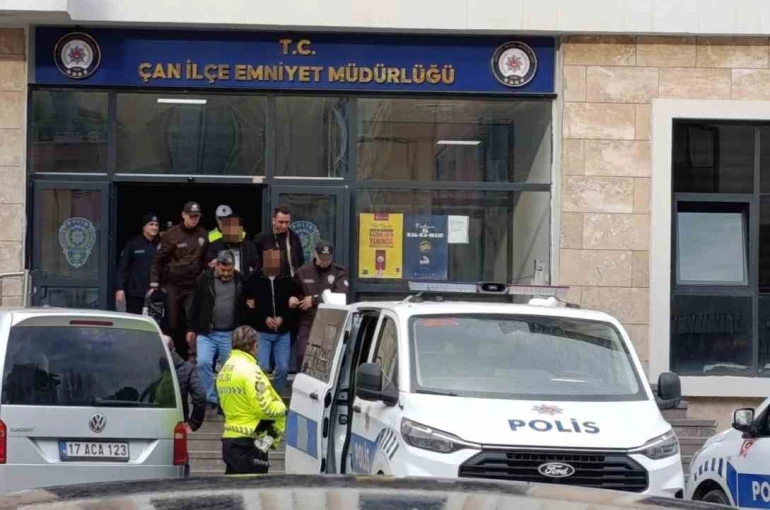 Çaldıkları araçla Edremit’te yakalanan 2 şüpheli tutuklandı 