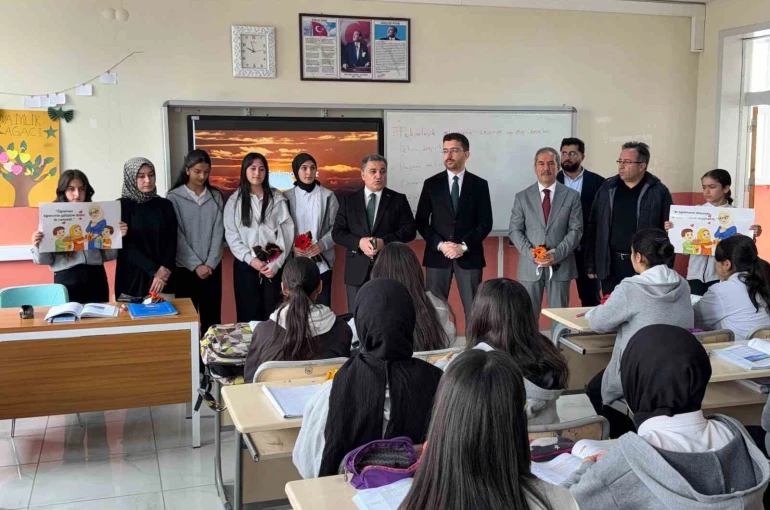 Çaldıran Müftülüğünden öğretmenlere "Geçmiş Olsun" çiçeği 