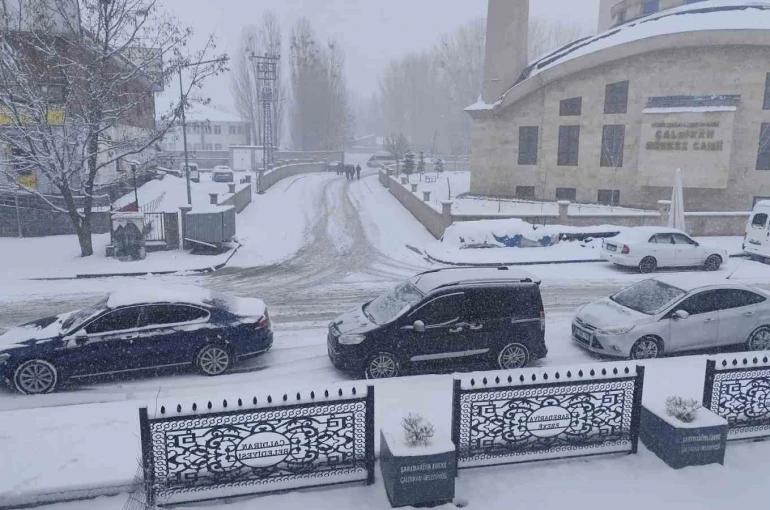 Çaldıran’da bahar beklenirken kış geri döndü 
