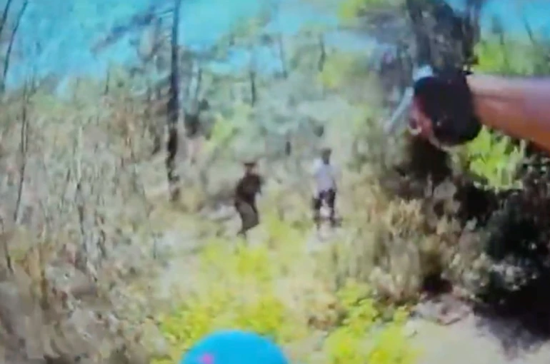Çalıntı motosikleti su kanalına atıp kaçan şahıslar polisten kaçamadı 