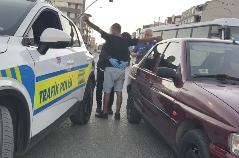Çalışır haldeki otomobilde uyuyan 2 kişiyi polis güçlükle uyandırdı, araçta 13 sentetik hap ele geçirildi