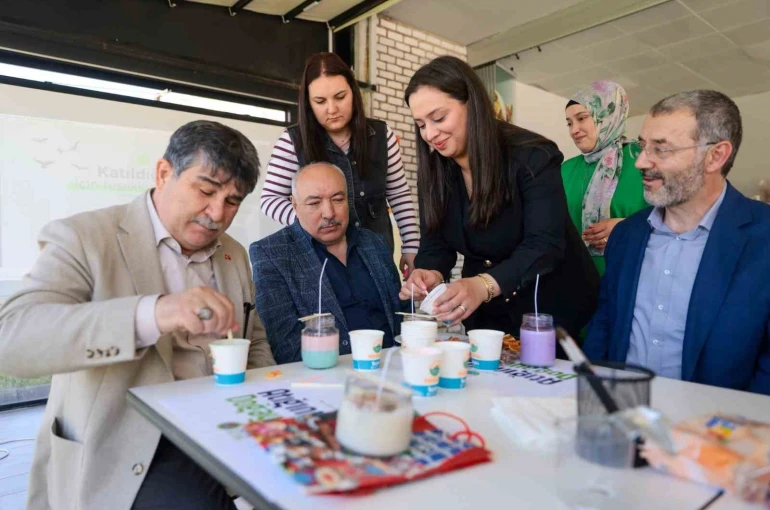 Cam atıklar değerleniyor, kavanozlar mum oluyor 