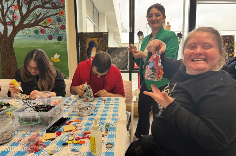 Cam atıklar öğrencilerin elinde sanata dönüştü 