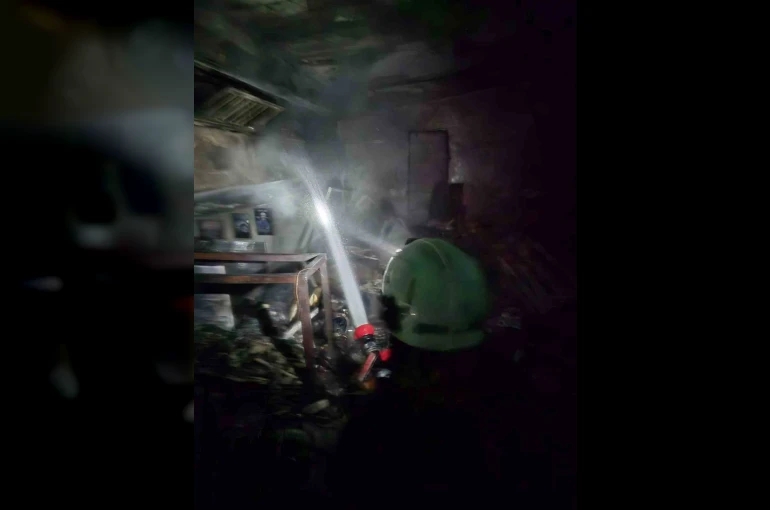 Cam balkon üretimi yapılan iş yerinde yangın 