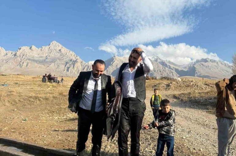 Çamardı’da ’damat serinletme’ geleneği renkli görüntülere sahne oldu 