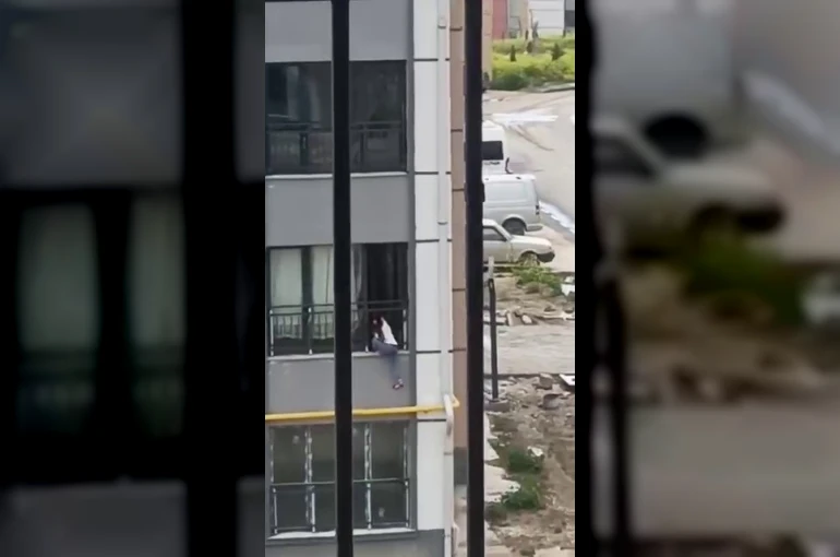 Camdan çıkarak korkulukta gezinen çocuk, yürekleri ağza getirdi 