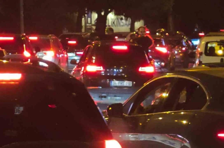 Camdan sarkarak trafiği tehlikeye atan genç polis denetimine takıldı