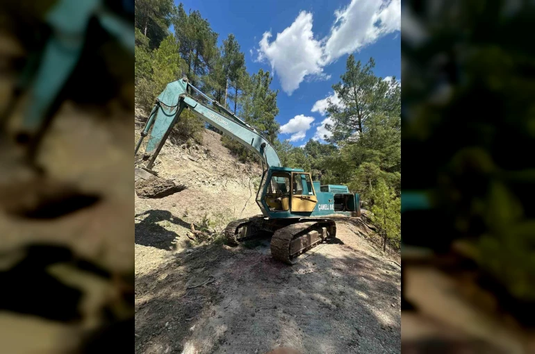 Çameli Belediyesi heyelan sonucu kapanan yolları ulaşıma açtı 