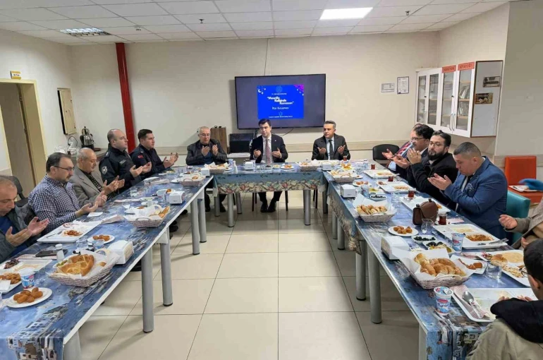 Çameli protokolü İmam Hatip Lisesinin iftarında öğrencilerle buluştu