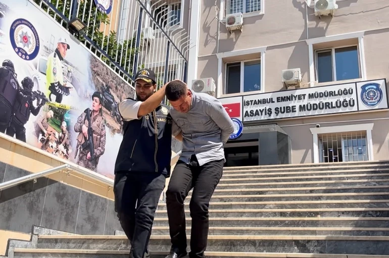 Camide namaz kılan şahsın içerisinde 450 bin TL bulunan çantasını çalan şüpheli yakalandı