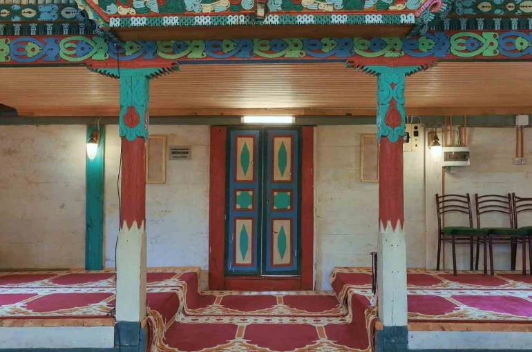 Camili Havzası’ndaki 175 yıllık ahşap cami babadan oğula korunuyor