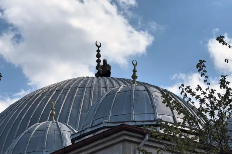 Caminin çatısına çıkan şahıs 2 saatlik çabanın sonunda ikna edilerek aşağı indirildi 