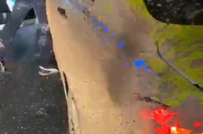 Çamura sapladıkları taksi sürücüsünü darp edip kaçtılar