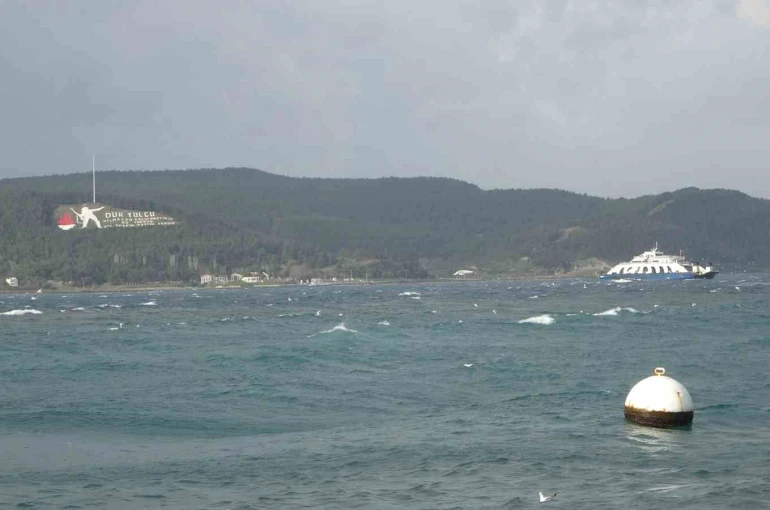 Çanakkale Boğazı lodos fırtınası nedeniyle transit gemi geçişlerine kapatıldı 