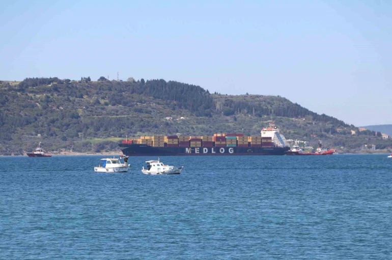Çanakkale Boğazı’nda konteyner gemisi makine arızası yaptı 