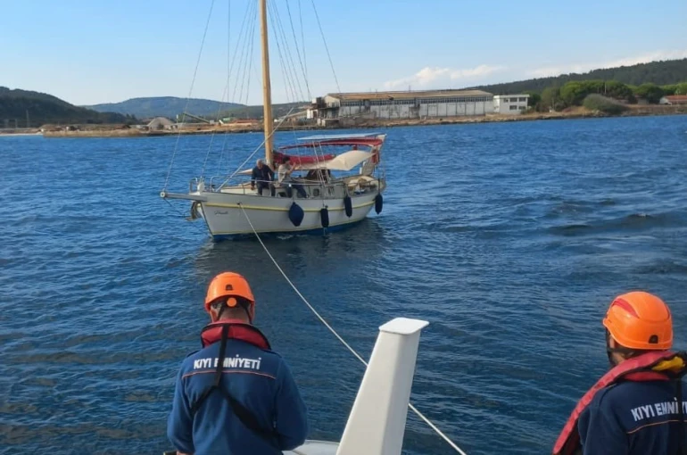 Çanakkale Boğazı’nda makine arızası yapan tekne yedeklenerek çekildi