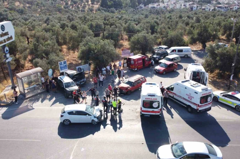 Çanakkale-İzmir karayolunda can pazarı: 4 aracın karıştığı kazada 4 kişi yaralandı